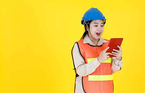 Teknisi menggunakan aplikasi mobile